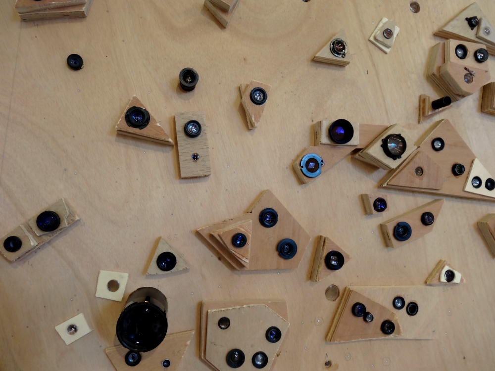 Outils : optiques d'appareils photo et de camescopes pour insolation des deux constellations. Photo : L'aparté.