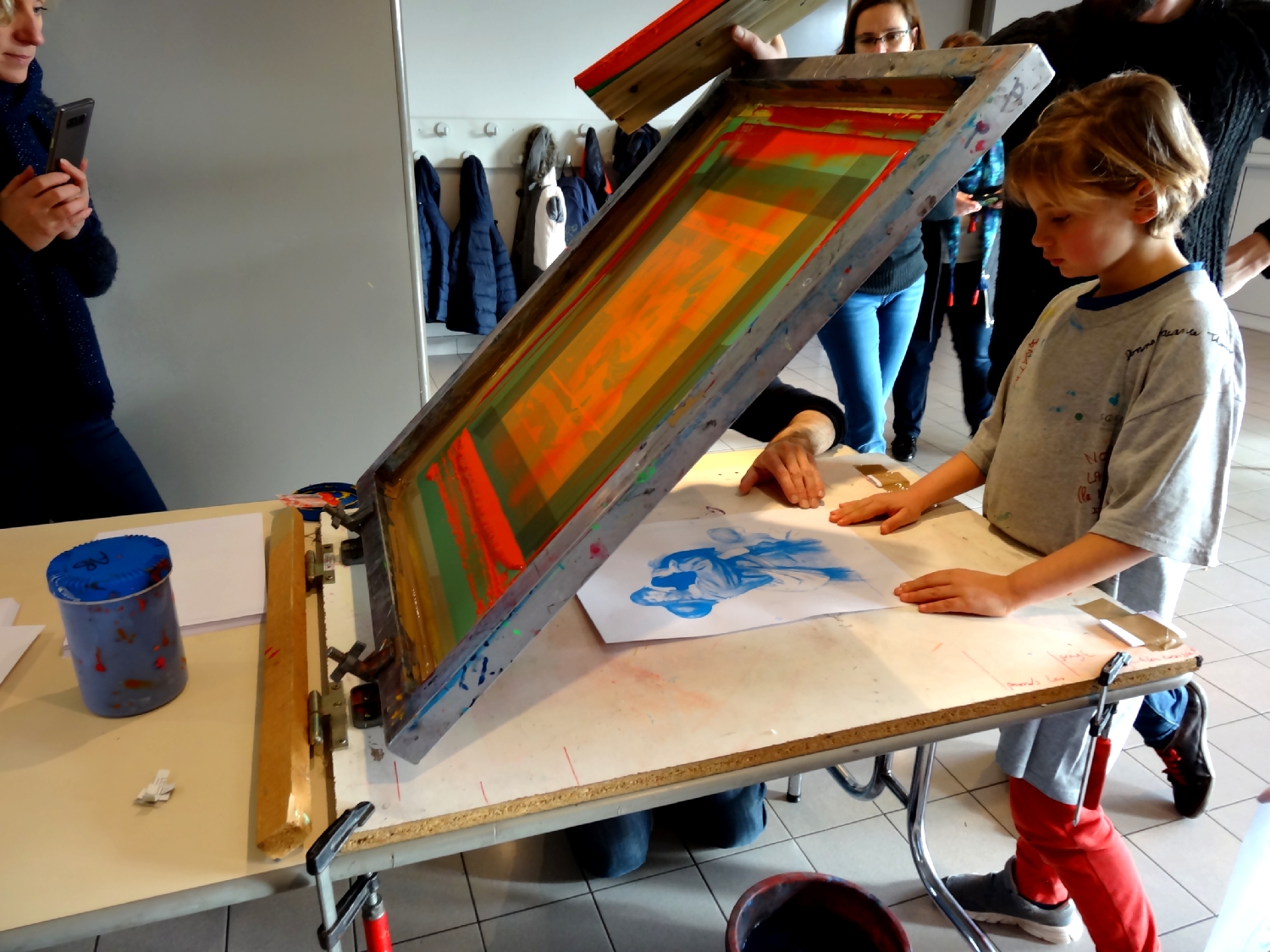 Atelier de sérigraphie mené par Julien Lemière et Eric Mahé (Atelier du Bourg) à Bédée