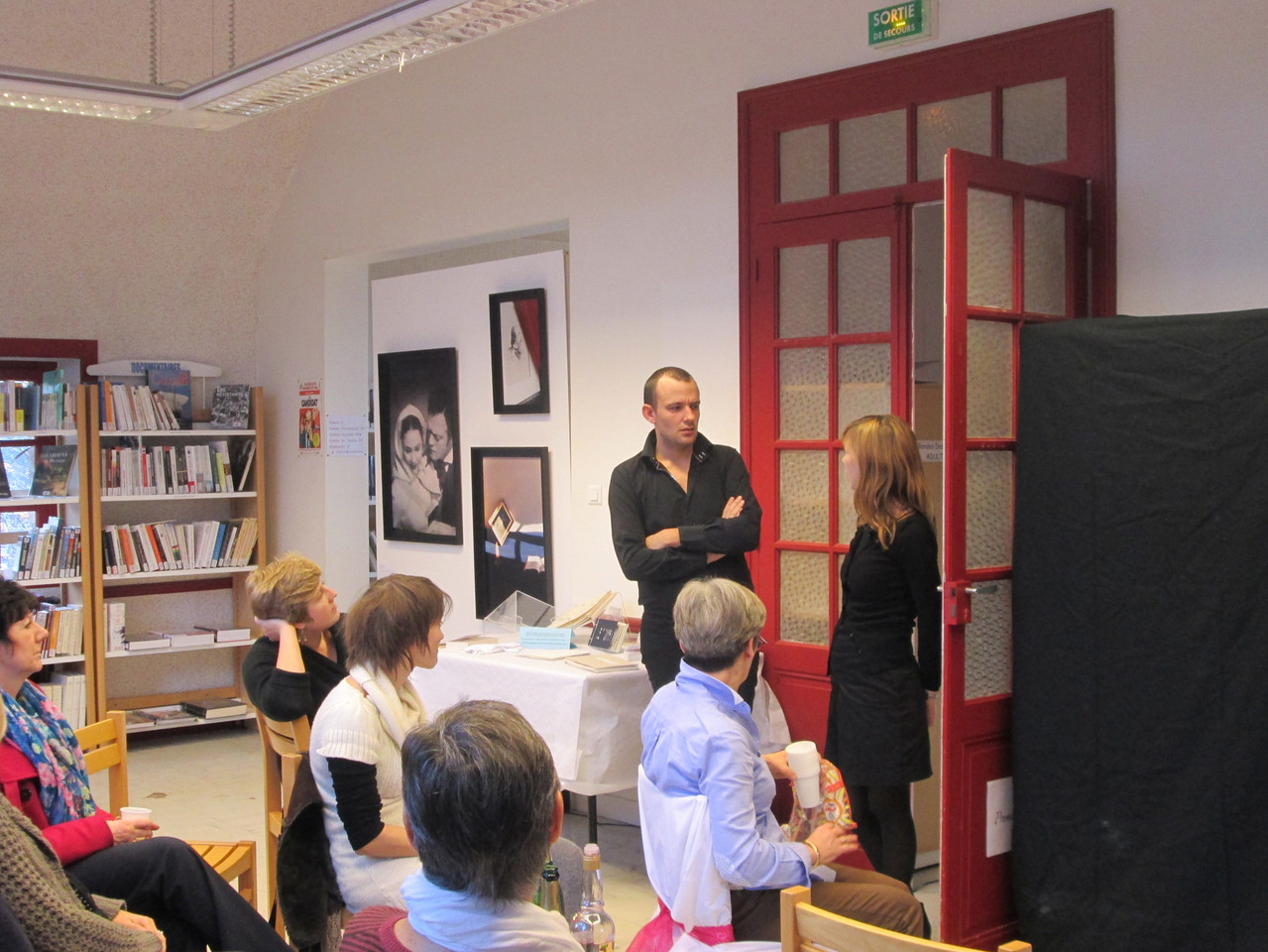 "Apéro Bovary" proposé par La Caravane Compagnie à la bibliothèque d'Iffendic - lecture d'extraits de Madame Bovary par deux comédiens