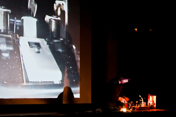 Performance sonore, L'Avant-scène de Montfort-sur-Meu. Photo : Gwendal Le Flem, Cultures Electroni[k] 2011.