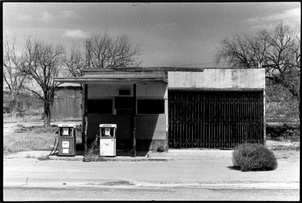 Philippe Salaün, Série “Route 66” – Station-service abandonnée. Tirage argentique, 28 x 36 cm, 1991