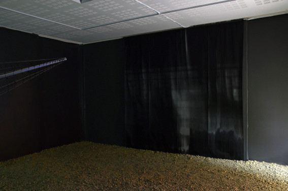 Vue de l'exposition Cécile Beau et Nicolas Montgermont, Radiographie, 2013. Photo : Hervé Beurel.