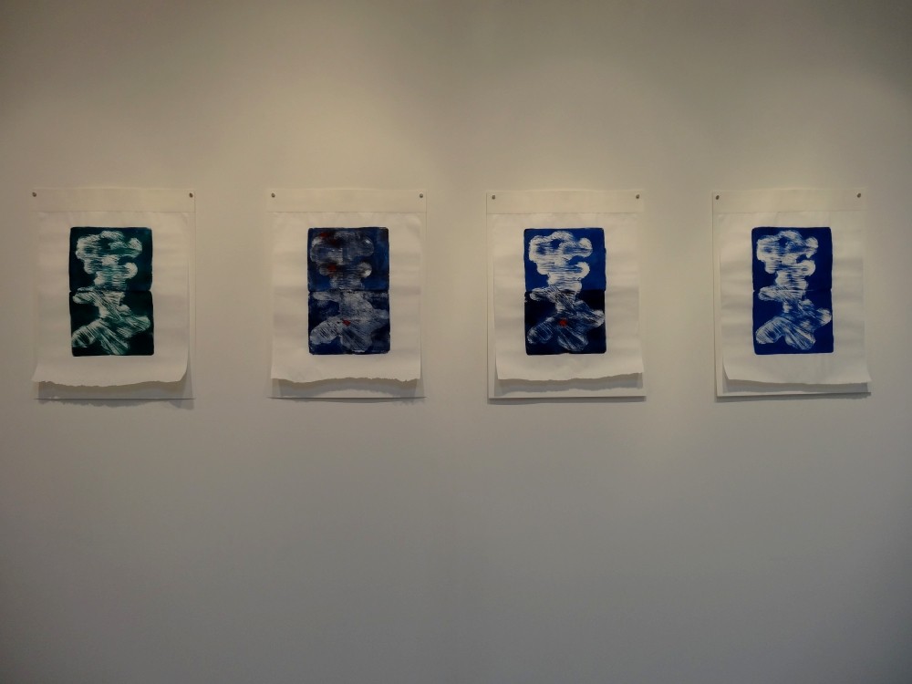 Vue de l'exposition Cécile White, Empreinte carbone. "Les marques du temps", 4 monotypes acryliques sur papier de lune montés sur papier aquarelle, 50x75 cm pièce, 2015.