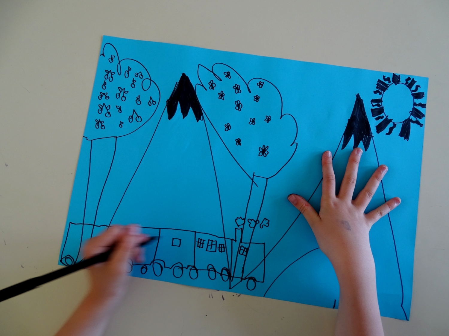 Etapes de création du logo de l'école du Moulin à Saint-Uniac; Photo : Marine Bouilloud