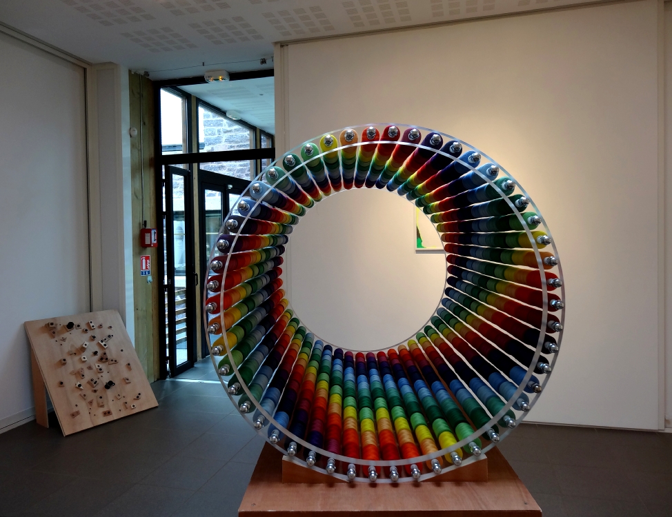 Nikolas Fouré, Une milliseconde de lumière, 2016. Bobines de fil à coudre, PMMA, tige filetée en acier zingué, quincaillerie. 78 x 50 x 50 cm. Socle en contreplaqué. Le tout : 160 x 90 x 50 cm. Photo : L'aparté.