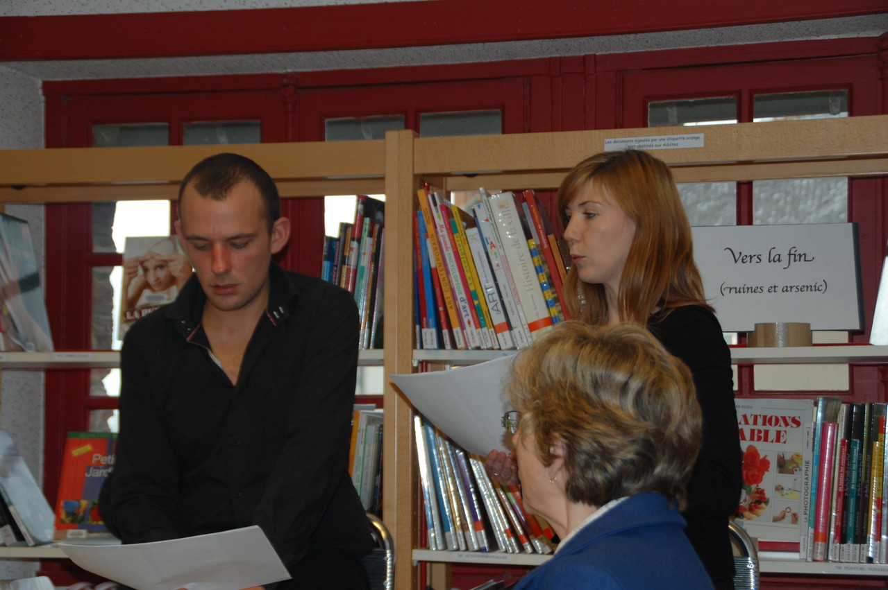 "Apéro Bovary" proposé par La Caravane Compagnie à la bibliothèque d'Iffendic - lecture d'extraits de Madame Bovary par deux comédiens