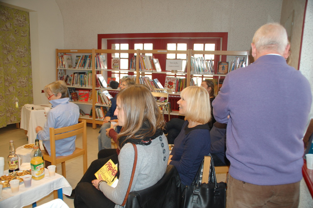 "Apéro Bovary" proposé par La Caravane Compagnie à la bibliothèque d'Iffendic - lecture d'extraits de Madame Bovary par deux comédiens