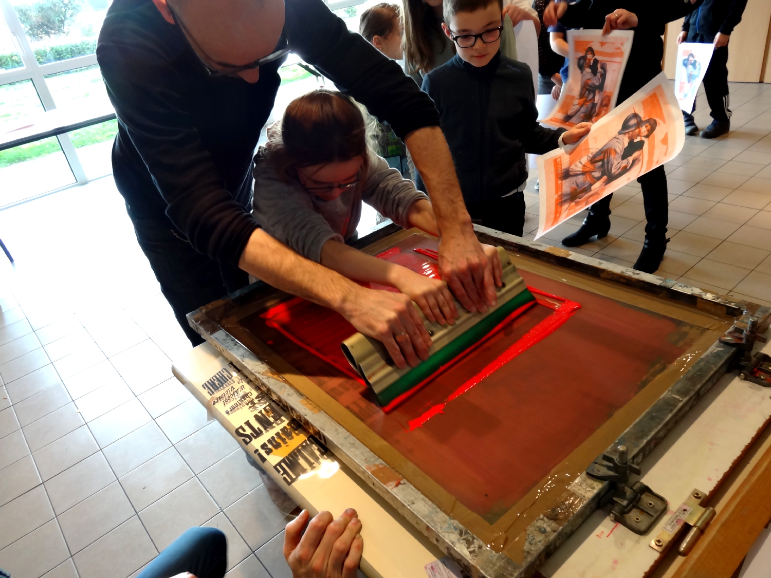 Atelier de sérigraphie mené par Julien Lemière et Eric Mahé (Atelier du Bourg) à Bédée