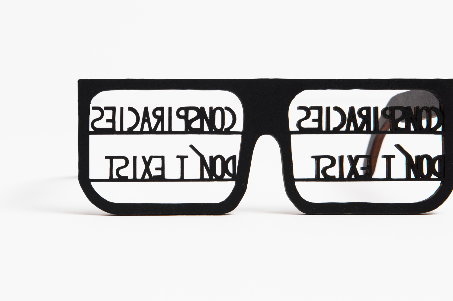 Olivier GARRAUD, Conspiracies don’t exist, 13 x 15 x 12 cm, contreplaqué, encre, 2017.