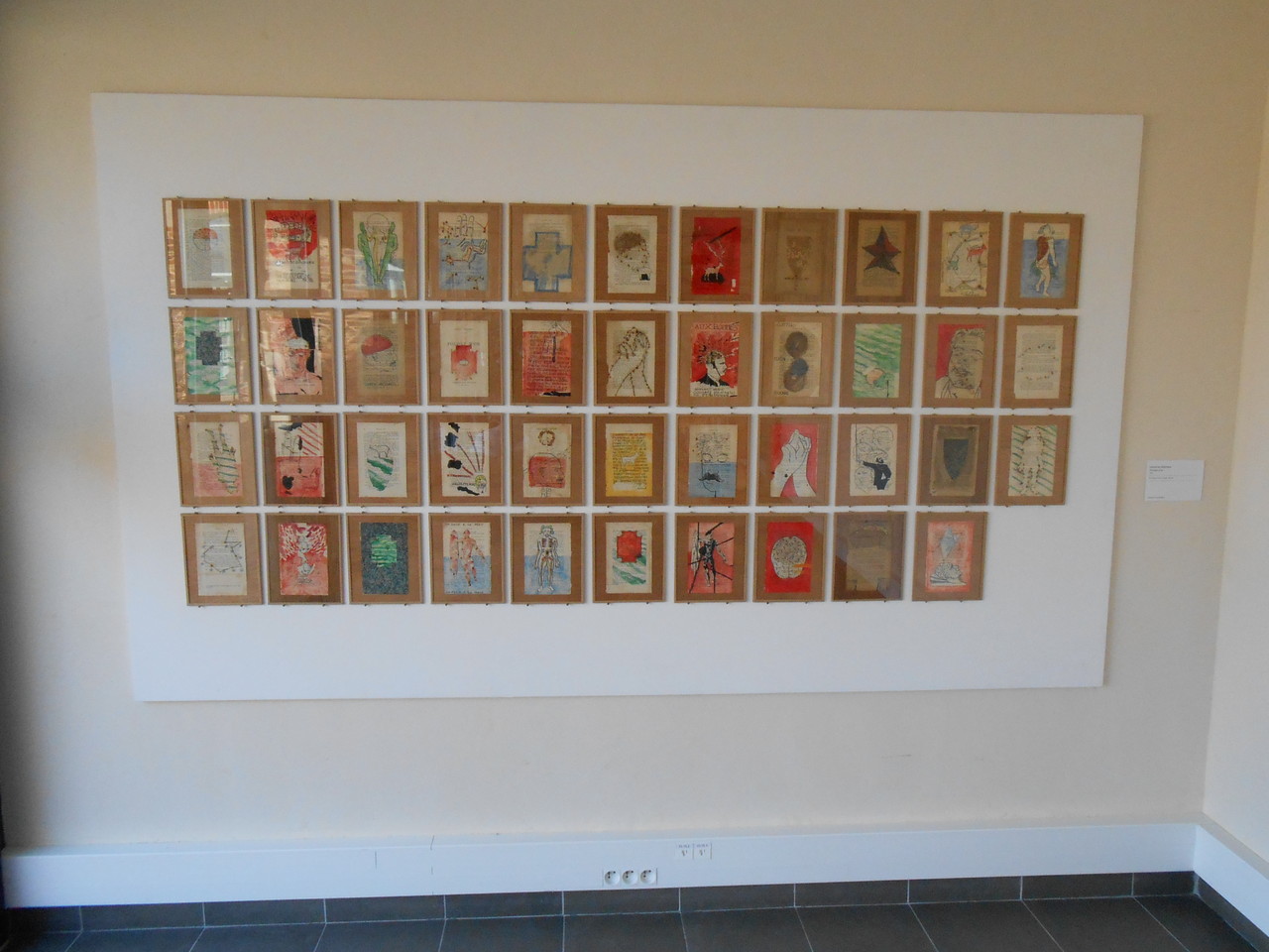 Vue d'exposition bibliothèque La Parchemine de Pleumeleuc - Stéphane Le Mercier, Poudre d'or, 1990. Coll. FRAC Bretagne