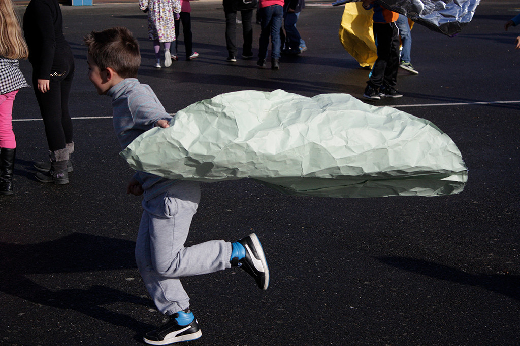Atelier mené dans l’École élémentaire publique de Bédée avec une classe de CE2 avec l'équipe de médiation de PLAY TIME. Photo : PLAY TIME