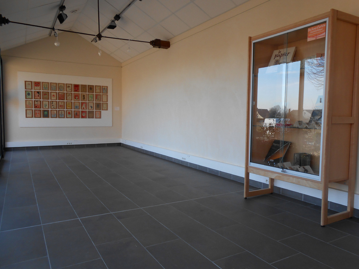 Vue d'exposition bibliothèque La Parchemine de Pleumeleuc - Stéphane Le Mercier, Poudre d'or, 1990. Coll. FRAC Bretagne