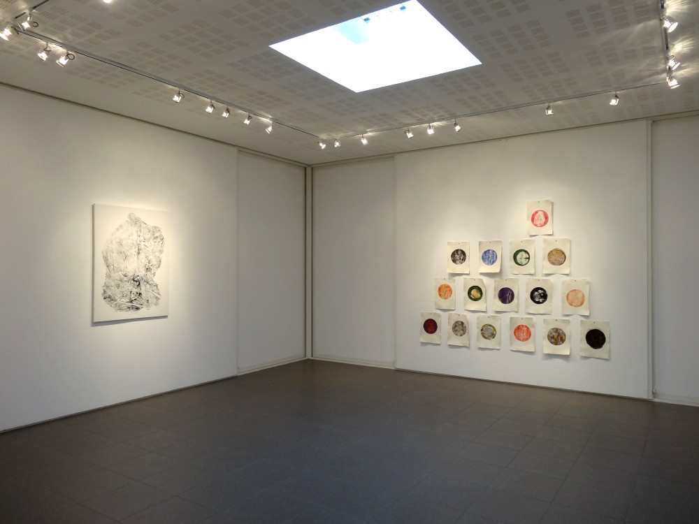 Vue de l'exposition Cécile White, Empreinte carbone. A gauche : "Puzzle". A droite : "Tas de Soi".