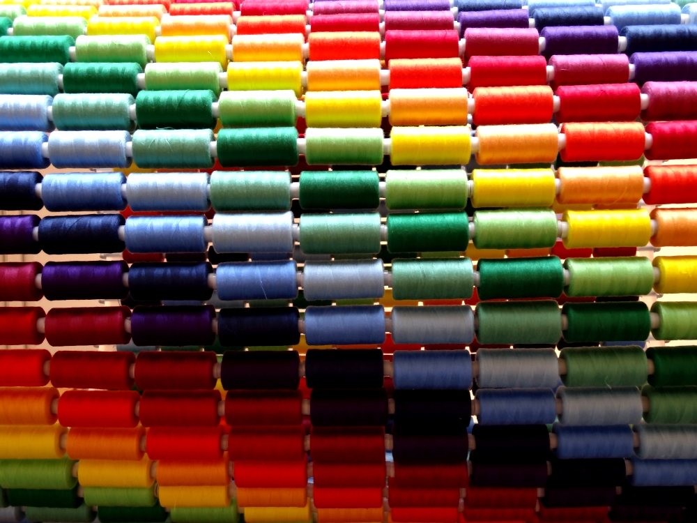 Nikolas Fouré, Une milliseconde de lumière (détail), 2016. Bobines de fil à coudre, PMMA, tige filetée en acier zingué, quincaillerie. 78 x 50 x 50 cm. Socle en contreplaqué. Le tout : 160 x 90 x 50 cm. Photo : L'aparté.