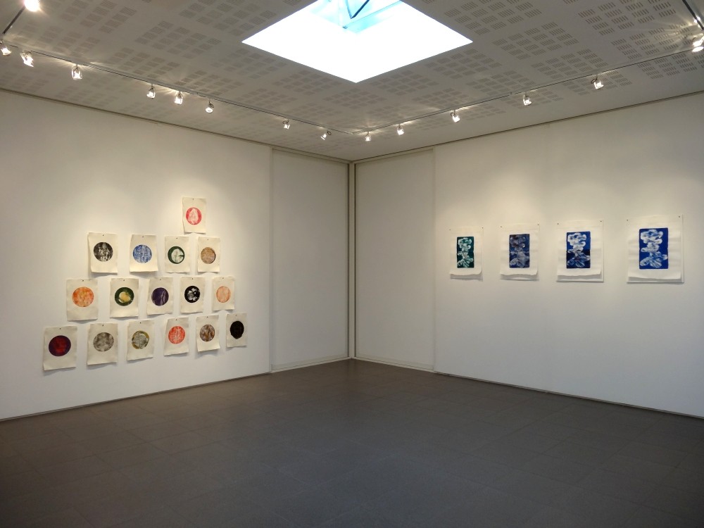 Vue de l'exposition Cécile White, Empreinte carbone. A gauche : "Tas de Soi". A droite : "Les marques du temps". 