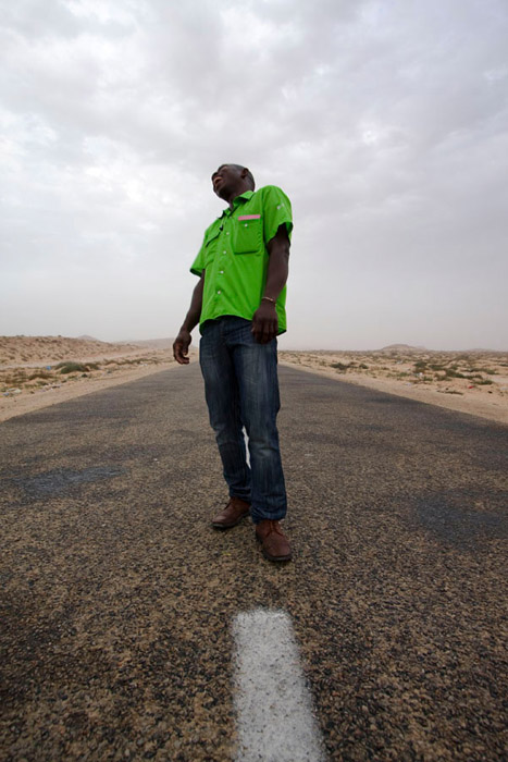 Laetitia Tura. Série “Je suis pas mort, je suis là” Jeune sénégalais, Rabat, Maroc. Tirage pigmentaire. 42 x 59 cm 2011