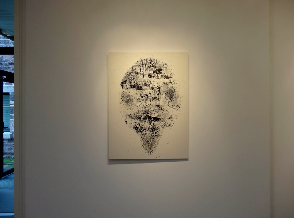Vue de l'exposition Cécile White, Empreinte carbone. "Générations", monotypes encre et acrylique sur papier de riz assemblés sur toile, 90x120 cm, 2015.