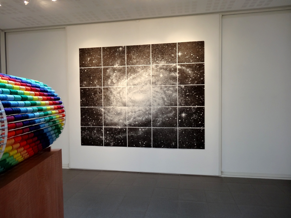 Nikolas Fouré, Mesures, 2015. Tampon encreur sur papier Montval 300g. 25 parties de 41 x 51 cm. Le tout : 205 x 255 cm. Photo : L'aparté.