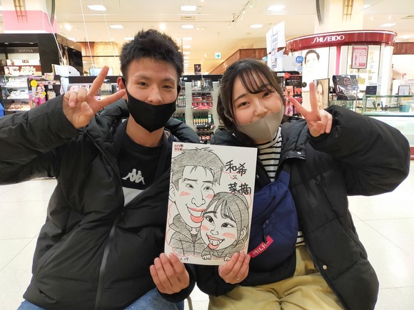 岩手県のさくら野百貨店・北上店で似顔絵を描いたカップル