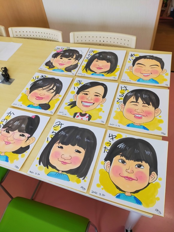 保育園の中で描いた幼稚園児と先生の似顔絵