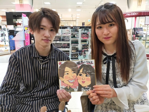 岩手県のさくら野百貨店・北上店で似顔絵を描いたカップル