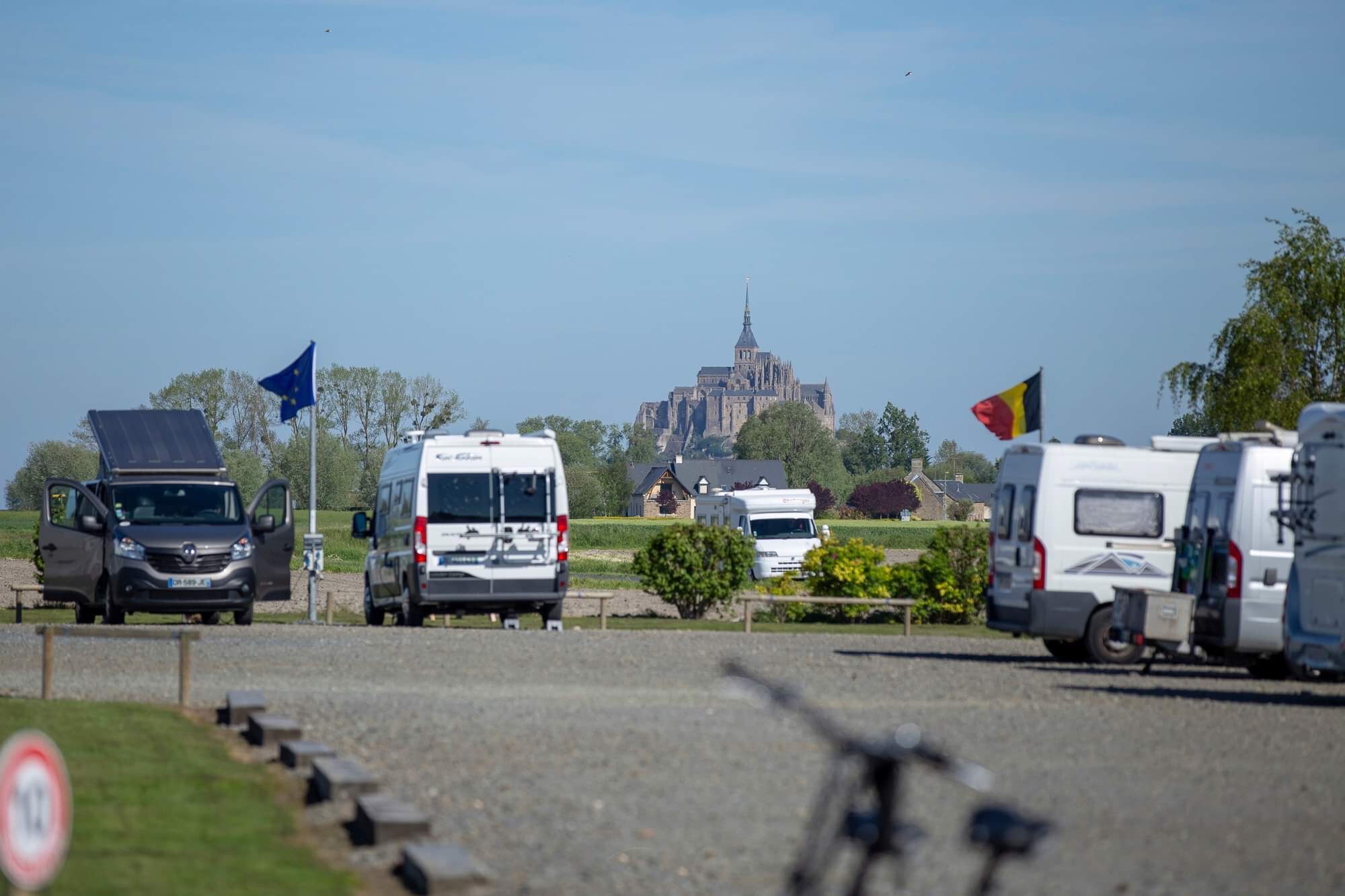 Vue sur le Mont-Saint-Michel depuis l'aire de camping-car/camping à la ferme de La Bidonnière à Ardevon