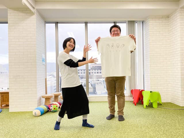 学び場とびら×シサムコウボウ　eumoTシャツ