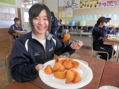 日頃市中のホームページに、生徒の皆さんが給食の時間に柿を食べてくれた様子が掲載されました