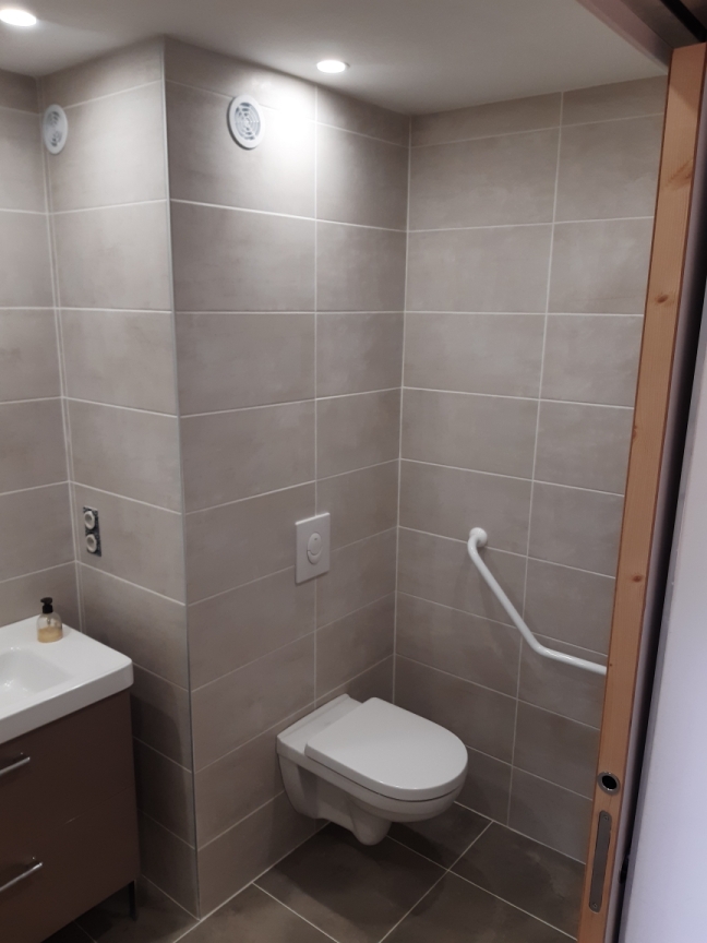 Salle de bain et wc pour personne à mobilité réduite