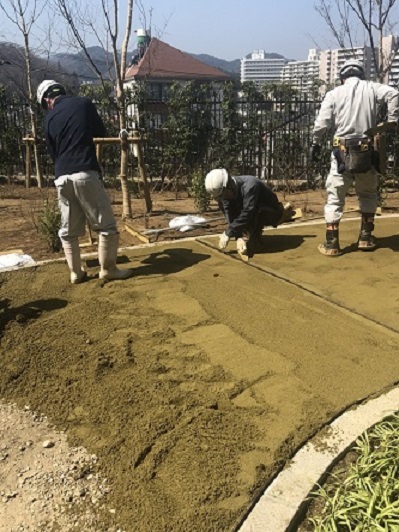 横浜で左官・土間工事を請け負う泊工業は、環境に配慮した舗装材の土木工事を通して社会に貢献しています。