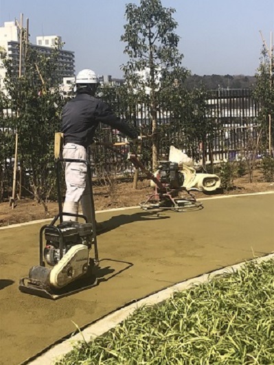 横浜で左官・土間工事を請け負う泊工業は、環境に配慮した舗装材の土木工事を通して社会に貢献しています。