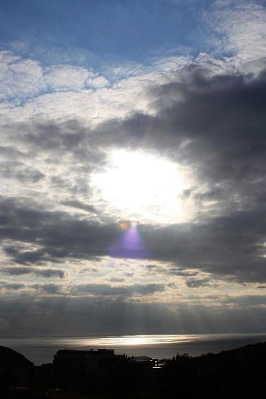 新年、三浦半島からみた太陽と雲と海。