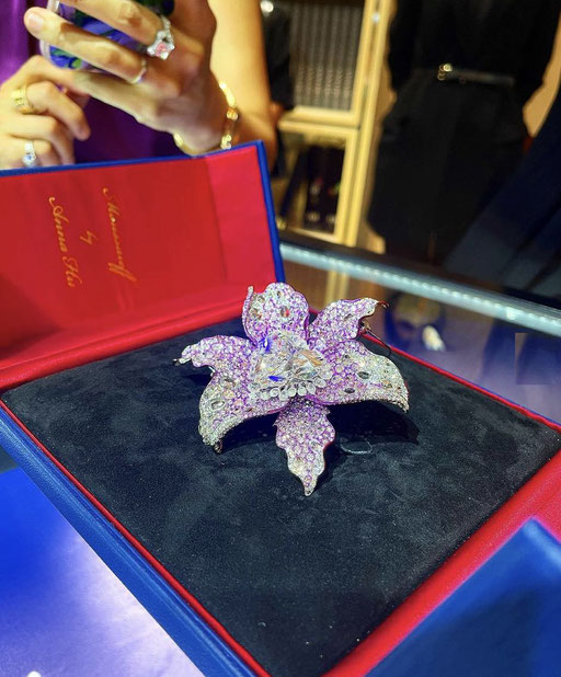 Ecrin haute joaillerie sur mesure fabriqué en France à Paris By Malle2luxe. Bijou Broche Anna Hu