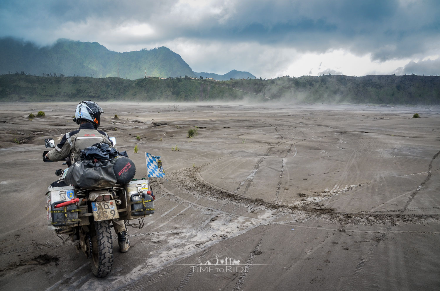 Eine Nacht am Fuße des aktiven Vulkans Mt. Bromo