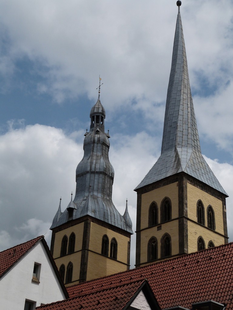 Die "ungleichen Brüder" . Im linken Turm (vom Marktplatz aus gesehen) hatte einst der Türmer der Stadt seine Wohnung. 