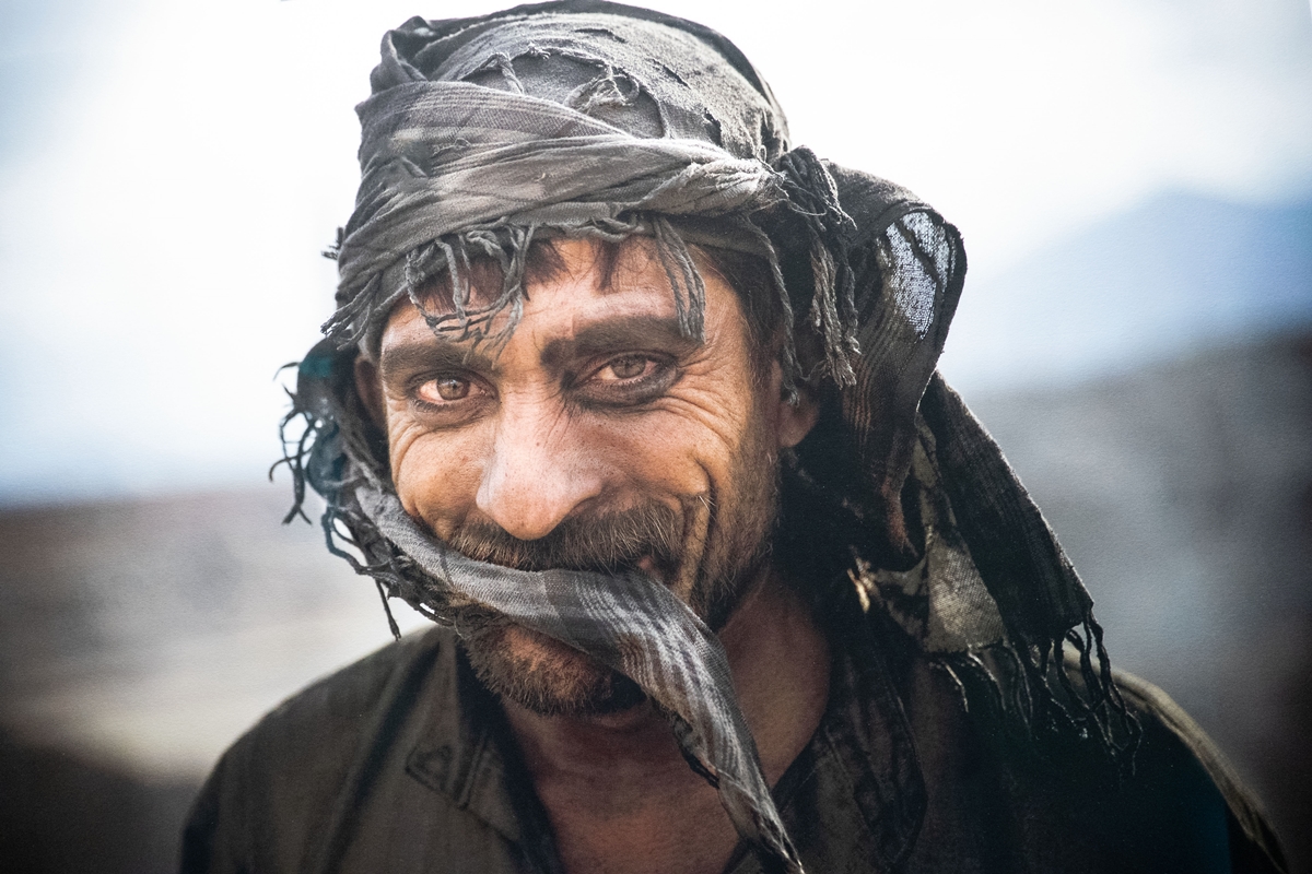 Der Afghanische Tagelöhner Zekrulla, 23, macht eine Pause nachdem er die Brennöfen für das Brennen der Ziegel in einer Ziegelbrennerei am stadtrand von Kabul, Afghanistan, vorbereitet hat, am 7.November 2013