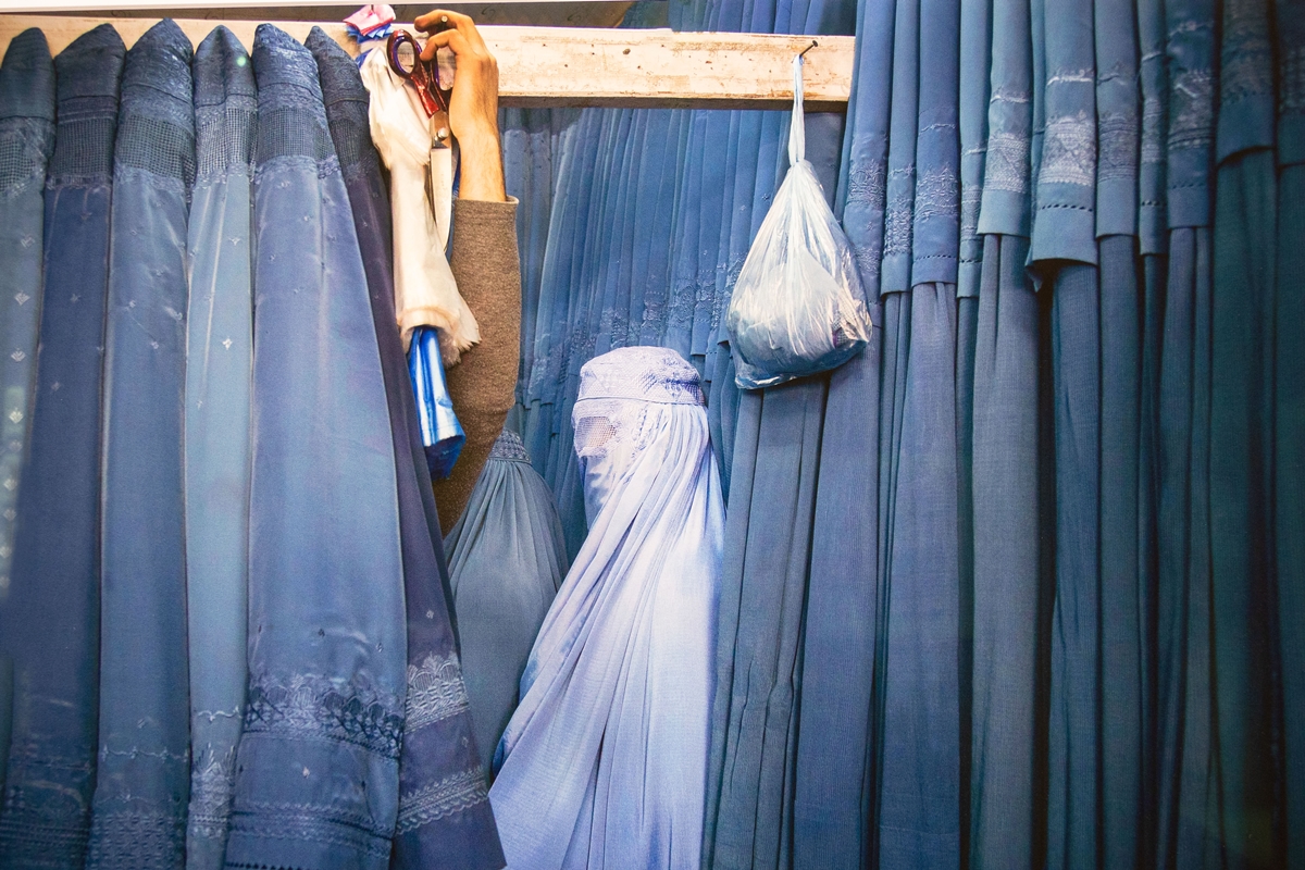 Eine afghanische Frau wartet in einer Umkleidekabine, um eine neue Burka anzuprobieren, in einem Geschäft in der Altstadt von Kabul, Afghanistan, am 11.April 2013