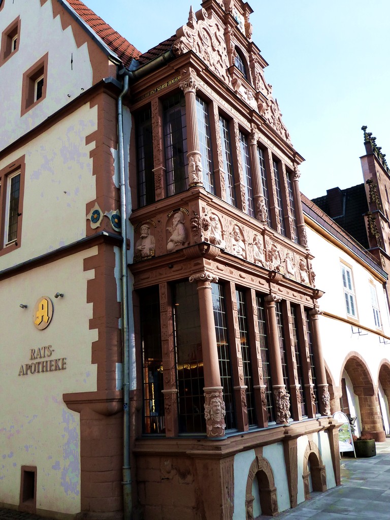 Der "Steinerne Saal Lemgos" bekam 1612 sein Prunkstück: den Apothekenerker am Rathaus.