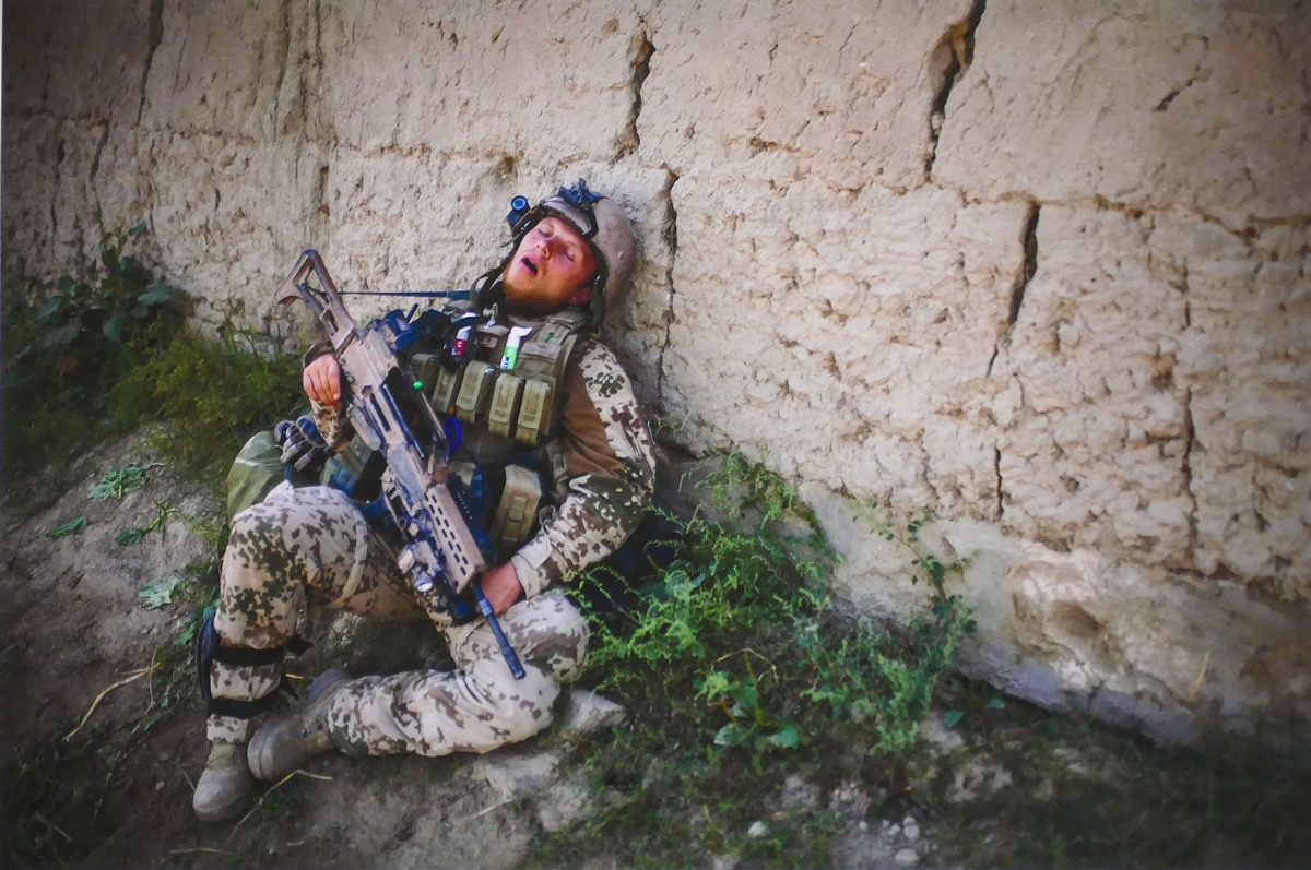 Ein deutscher Soldat ruht sich während  einer Pause auf einer Langzeitpatrouille in der Nähe von Char Darah, aaußerhalb von Kundus,Afghanistan, am 19.September 2011, aus
