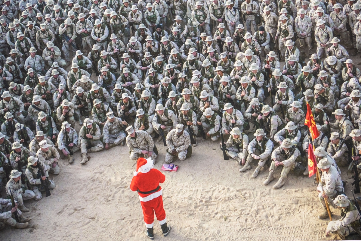 Hunderte von US-Marines versammeln sich im Camp Commando in Kuwaits Wüste während eines Besuchs des Weihnachtsmanns am Heiligabend, 24.Dezemer2002