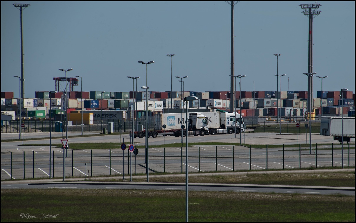 Vom Turm des Jade-Weser-Ports Blick auf die Container