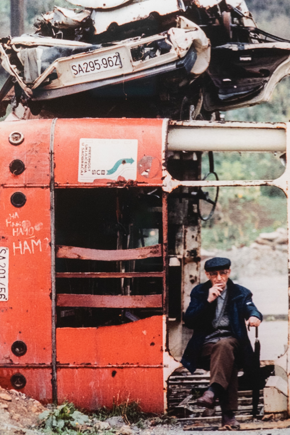 Ein Mann raucht eine Zigarre in einem zerstörten Bus, der einst als Barrikade gegen Scharfschützen diente-in Sarajevo, Bosnien und Herzegowina, am 21. September 1995