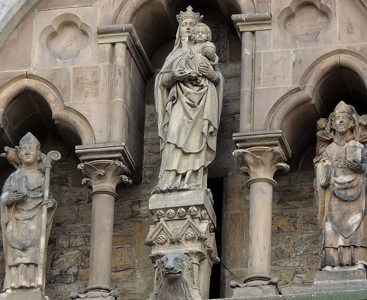 Die Figurengruppe im Giebel des Querhauses zeigt die Mutter Gottes 