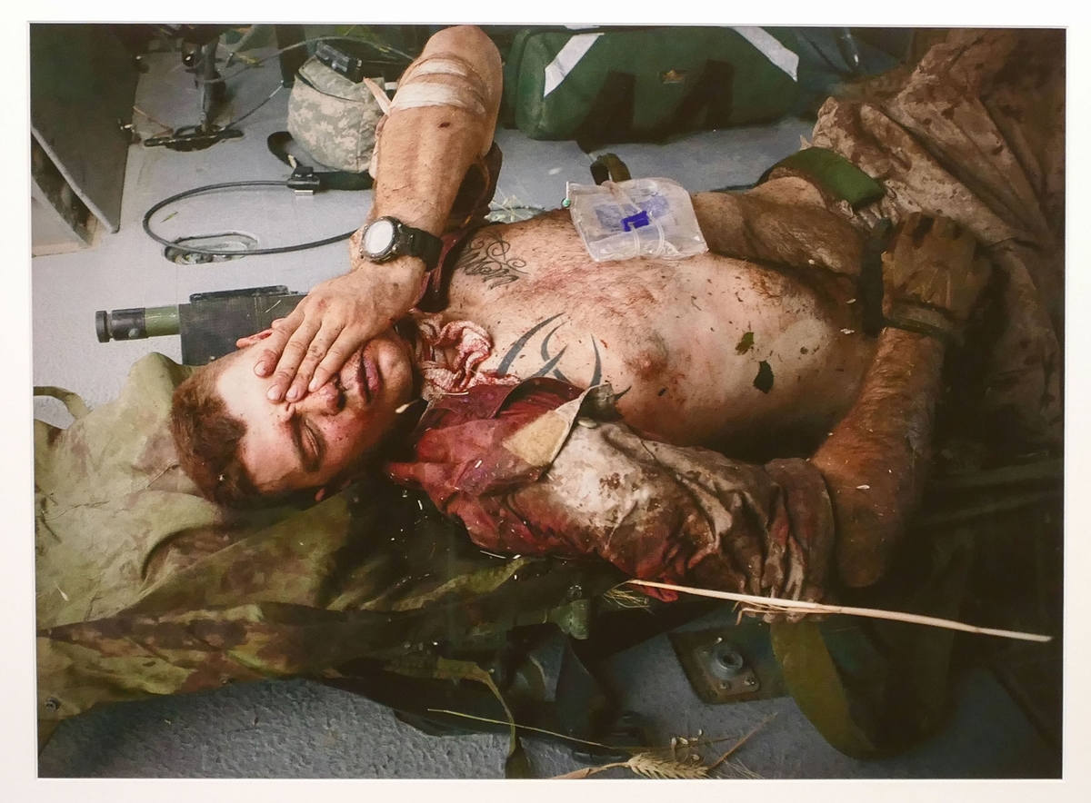 US-Marines  Cpl. Burness wird in einen Sanitätshubschrauber der Task Force Lift "Dust Off" Charlie Kompanie 1-214 Fliegerregiment der US-Army evakuiert, nachdemer bei einem IED-Treffer in der Nähe von Sangin in der Provinz Helmand im Süden Afghanistans am