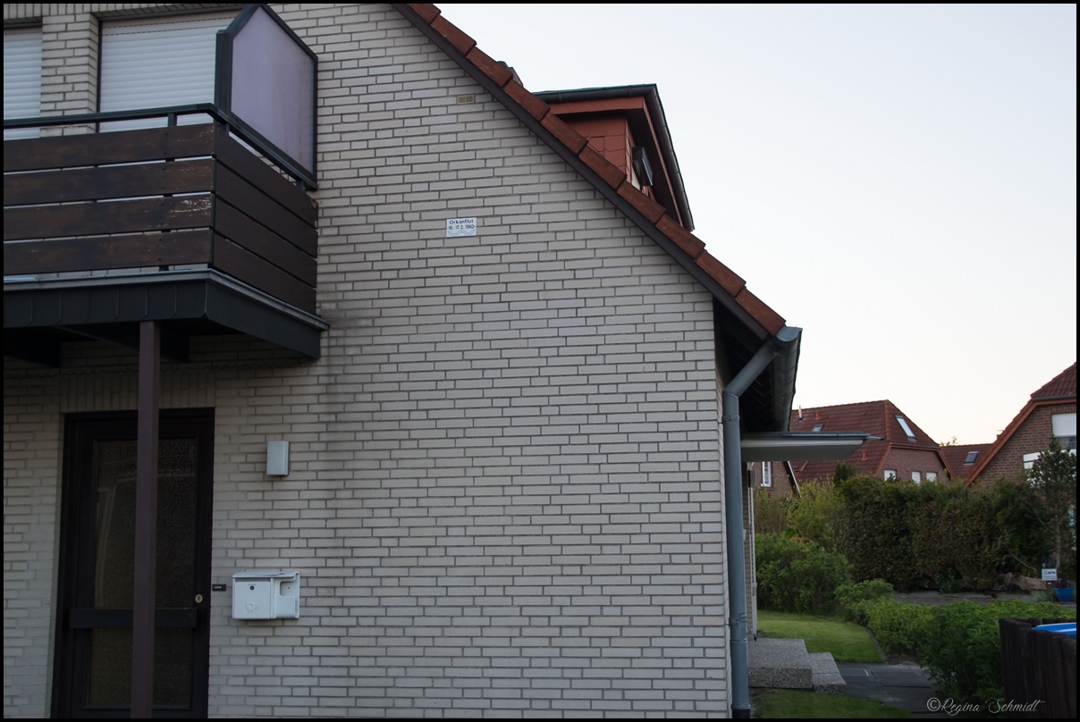 Bis zu der oberen Markierung am Haus stand 1962 das Hochwasser