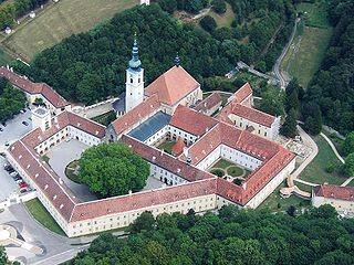  Stift Heiligenkreuz ein Kloster der Zisterzienser  bei Heiligenkreuz im Wienerwald (Niederösterreich).