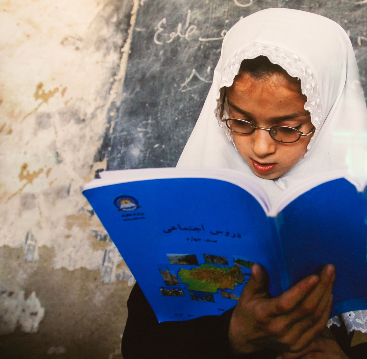 Ein afghanisches Mädchen liest vor ihrer Klasse im Mädchengymnasium Ayeshe Sedeqa,Afghanistan, am 21.September2008