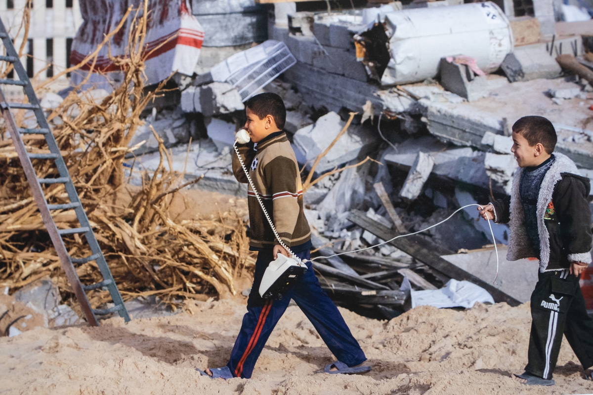 Palästinensiche Jungen spielen mit einem Telefon, das sie in den Trümmern eines Hauses im östlichen Jebaliya im nördlichen Gazastreifen gefunden haben, am 29.Januar 2009