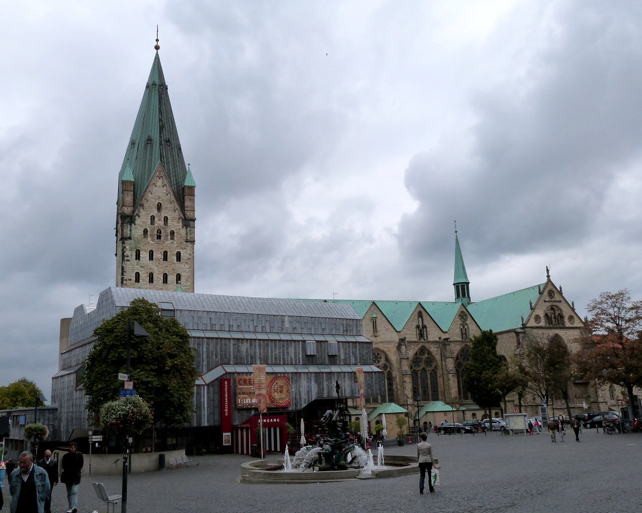 Paderborner Dom, teilweise verdeckt durch das Diözesanmuseum, mit dem sich längst noch nicht alle Paderborner abgefunden haben