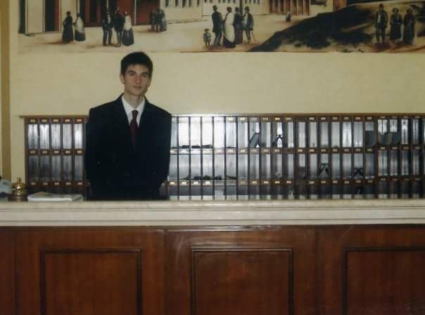 Anno 2004 - Dietro al bancone del ricevimento ad Abano Terme